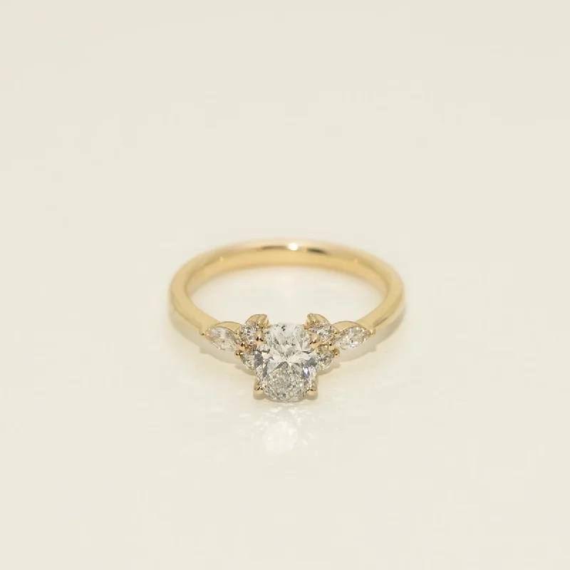 Northern Star Oval Diamond Engagement Ring in 14kt Yellow Gold (1ct tw)